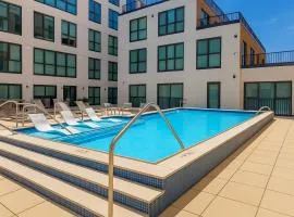 OTR King Bed Free On Site Parking Gym Pool Club Room