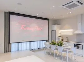 THEODA Gwangalli Beach 3 minutes, 150-inch beam projector
