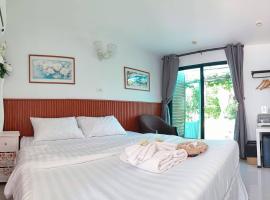 รักเขาแอนด์บ้านมุง, hotel u gradu 'Ban Mung'
