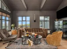 5BR Summerhouse with Sauna, Hot Tub and Scenic Views
