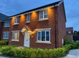House Sleeps 7 with Parking and Garden