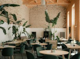 Château de Villars, chambres, lodges avec spa, hótel í La Chapelle-Villars