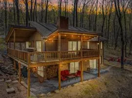 Ma-ple Haven --Wifi, Fireplace, Deck, Fire Pit, Family Friendly, Game Room, Pool Access