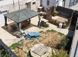 Maison en pierres avec jardin tout confort