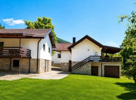 holiday home RIVER HOUSE, хотел в Яйце