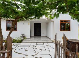 Eden Bay Bungalow, hotel a Bwejuu