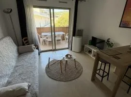 Studio with balcony, pool and clim close to Cannes