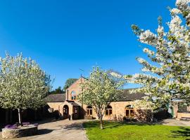 Courtyard House- Luxury Holiday House with floodlit Tennis court, Hotel in Northallerton