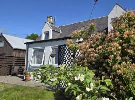 3BR Cottage with Garden, Free Parking for 6 Guests