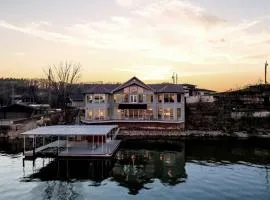 Sunrise Shores Estate - 4BD-4BA Luxury Lakefront