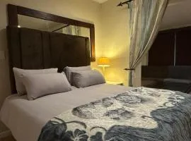 Garden Retreat Quaint Pool Side Apartment