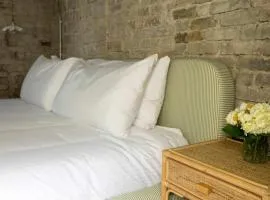 Historic B&B King Suite- Walk to King