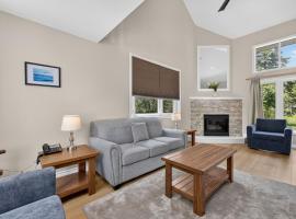 Family Townhome with outdoor pool access, hotel di Collingwood