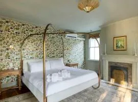 The Nicholas Veranda King Suite - Steps to King