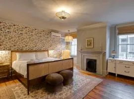 Historic B&B Veranda King Suite Walk to King