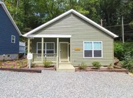 Sweet Retreat Creekside Cottage in Bryson City!