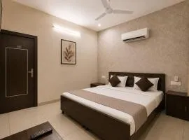 Hotel Devine Opp Jubilee Walk Mall & Near Gurdwara Sohana