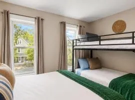 Niagara Falls Hub Modern Retreat