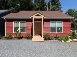 Snuggled Inn Modern, Creekside Cottage near the Heart of Bryson City!