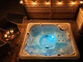 Romantic getaway 3BDR 2BTH HotTub Sauna Fireplace