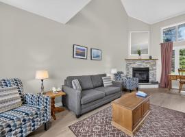 Four Season Family Retreat with Pool Access, hotelli kohteessa Collingwood