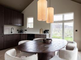 Modern Cabin with Hot Tub & Mountain views, hotelli Varmalandissa