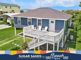 Cozy and charming getaway with deck, close to beach
