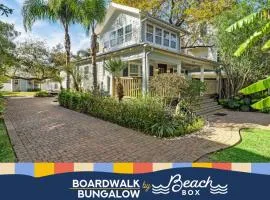 Cute bungalow with massive deck and fire pit, walk to Kemah Boardwalk