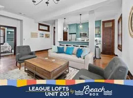 Historic loft in the heart of lively downtown Galveston and close to the Strand