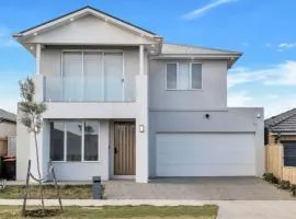 Spacious 5 Bedroom Family Retreat Near Melbourne