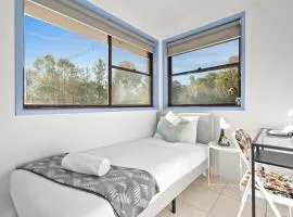 Modern Single Room - Nearby Stations & Eateries - Shared Bathroom and Amenities