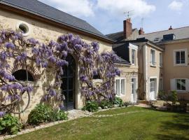 Chambres d'hôtes Le Clos d'Hauteville: Le Mans şehrinde bir Oda ve Kahvaltı