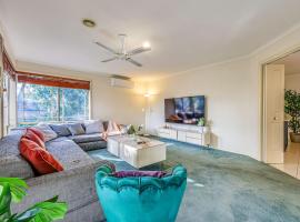 StayAU Family Retreat with Pool Table in Cranbourne: Cranbourne şehrinde bir otel