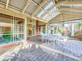 StayAU Family Retreat with Pool Table in Cranbourne