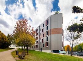 B&B HOTEL Marne-la-Vallée Torcy Gare 3 étoiles, מלון בטורסי