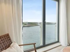 Henningsvær ocean front apartment