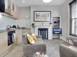 Cosy Getaway 2 Min Walk to Station By Stay With Us