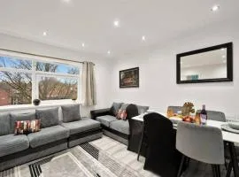 Belvedere 4-Bed Apt Sleeps 9 with Parking