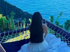 Suwehan Beach Cliff House with Hammock, hotel v destinácii Polilit