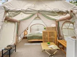 Romantisches Glamping Zelt auf Rügen - Übernachten mitten im Kiefernwald - nur 100m bis zum Strand - Ideal für Paare und kleine Familien - Zelt Nr 1