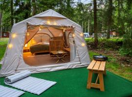Romantisches Glamping Zelt auf Rügen - Übernachten mitten im Kiefernwald - nur 100m bis zum Strand - Ideal für Paare und kleine Familien - Zelt Nr 1, hotell i Dranske
