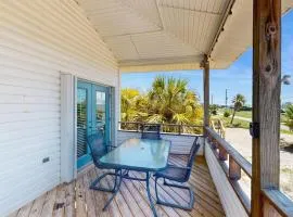 Snowbird friendly beach house with private deck AC & Fast WiFi