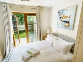 Beautiful 4BR Townhouse in Leafy Suburb - Pass the Keys