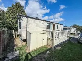 Cosy Caravan With Decking At Oaklands Holiday Park In Essex Ref 39042Cf