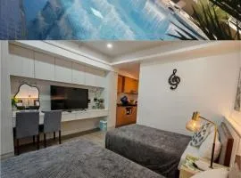 Condo Azur Suites A731 TWIN, Amani Resorts Residences, 5 minutes Airport, Netflix, Stylish, Cozy with Luxurious Swimming Pool