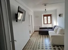 Apartamento con chimenea y jardín