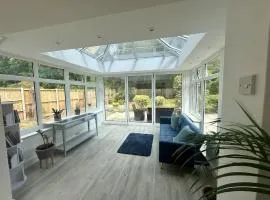 Charming Woodland Cottage Retreat Nr Cobham Sleeps 5