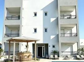 Luxury 2-Bedroom Apartment with Pool at the Airport