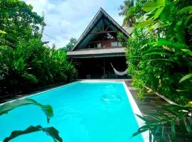 Tropical Jungle Villa 5 min walk to Cloud 9