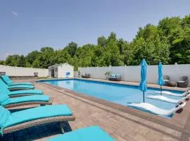 Private Deck & Shared Pool: Townsend Apartment